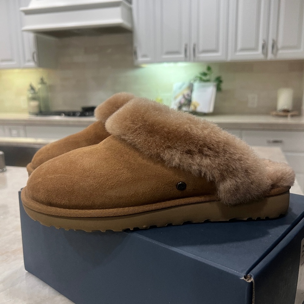 UGG Classic Slipper II